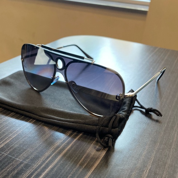 Silver Mirror Brand new Sunglasses - Picture 3 of 5